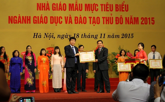 Hà Nội tuyên dương các điển hình tiên tiến, nhà giáo mẫu mực tiêu biểu năm 2015